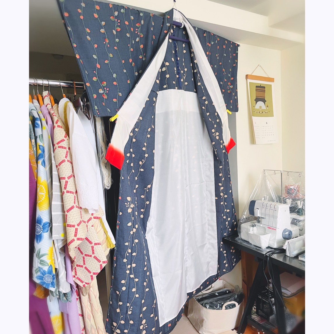 修改之後,拆除全部內裏,額外加上保護背部下擺的白色布料