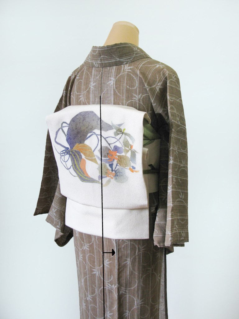 對人台來說太寬的和服,中線會移動